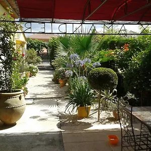 https://aux-amandiers.fr-provencehotel.com
